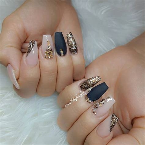 Las uñas tumblr hacen referencia a los gustos de las personas, donde expresan sus aficiones, por lo que en este tipo de uñas se vale colocar prácticamente cualquier cosa. Diseños de uñas decoradas 2021 (moda y tendencias)