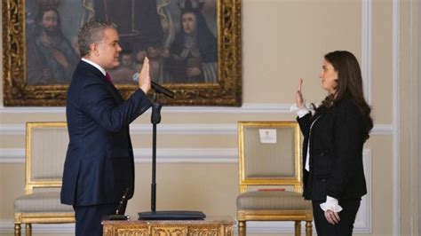 Una mujer llena de luz, el pilar de mi familia, la guía y el motor de nuestras vidas. Karen Abudinen Abuchaibe asumió como jefe de esta cartera ...