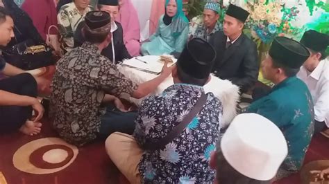 Walaupun tidak diharuskan menggunakan satu bacaan tertentu. Akad nikah Yang sakral,, Dalam pengucapan Ijab dan Qabul ...