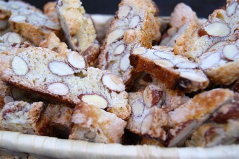 Avis aux amateurs d'amande, de frangipane, de pâte d'amande… il y a des chances que vous trouviez votre bonheur dans ces cookies moelleux, super. Croquants aux amandes | Amande, Cuisine, Délicieux