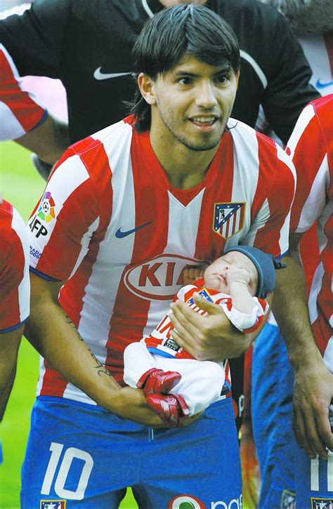 He started playing for the side, becoming the youngest player to debut in the first division at 15 years and 35 days (on 5 july 2003 against club atlético san lorenzo de almagro), when independiente's coach, oscar ruggeri sent agüero onto the field as a substitute for emanuel rivas in the 69th minute of the match. "60% Maradona och 40% Agüero" | Aftonbladet