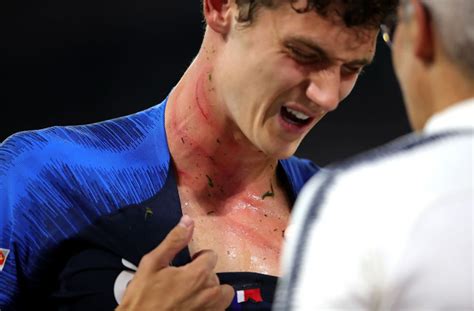 Bayern munich will trigger benjamin pavard's exit clause of €35 million and the french defender will join the bavarian giants on july 1, 2019. Benjamin Pavard verletzt: Schrecksekunde für VfB-Profi bei ...