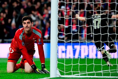 Los de thibaut courtois empieza a ensombrecerse y no sólo entre los tres palos, donde pegó la cantada contra el ajax (kiko matamoros se burla de thibaut courtois y alba carrillo casi le muerde). Madrid Rencana Tukar Courtois Dengan De Gea - Vivagoal.com