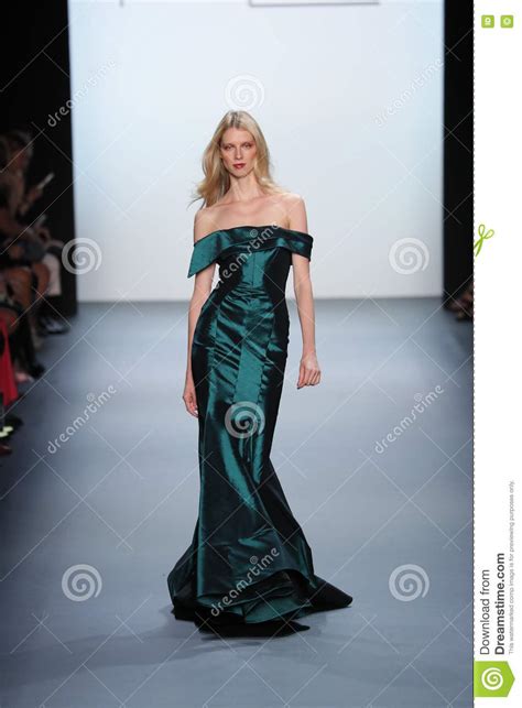 Explore lisadawndemick's photos on flickr. Een Model Loopt De Baan Bij De Michael Costello-modeshow ...