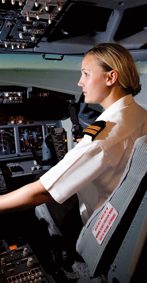 FTE Pilot girl at Sim - Pilot Career News : Pilot Career News