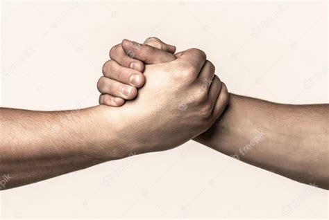 Dwie Ręce, Pomocne Ramię Przyjaciela, Praca Zespołowa. Pomocna Dłoń | Zdjęcie Premium
