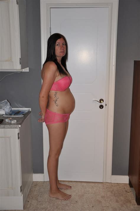 Har du känt något litet sprattel i magen ännu? Lilla strumpen - Casu consilio: magbild vecka 13+0