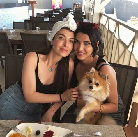 Burası haftasonu'nda oylum talu'nun konukları ünlü oyuncu çift aslıhan güner ve mert kılıç ile keyifli bir sohbet sizleri bekliyor. Oyuncu Aslıhan Güner'in kız kardeşleri güzellikleriyle tüm ...