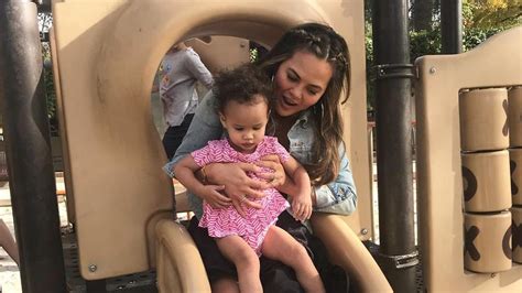 24 005 просмотров 24 тыс. Chrissy Teigen: Verrät sie hier etwa das Baby-Geschlecht ...