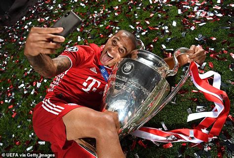 Hùm xám đang rộng đường vô địch bundesliga mùa này. Bayern Munich boss Hans-Dieter Flick congratulates ...