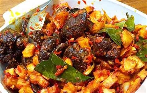 Potong kentang, cuci bersih, lalu potong dadu. Resep Sambal Goreng Ati Tanpa Santan : Diah Didi S Kitchen ...