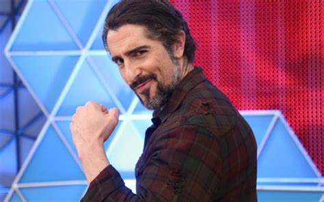 Fired from record at the end of january, marcos mion had to fulfill his contract with the broadcaster until the last day, on april 28. Record escolhe Marcos Mion para apresentar A Fazenda no lugar de Roberto Justus · Notícias da TV