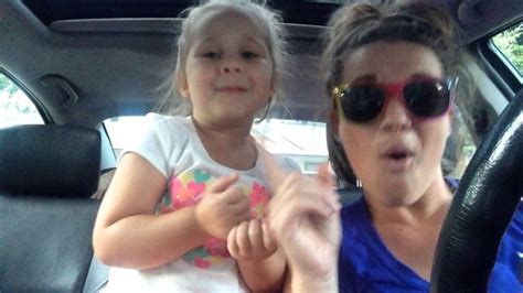 Arredamento, abiti, f avole e una speciale bambola creano un mondo su misura di bambino, dove si apprende attraverso il gioco e il divertimento. Mamma e figlia cantano Frozen e diventano famose