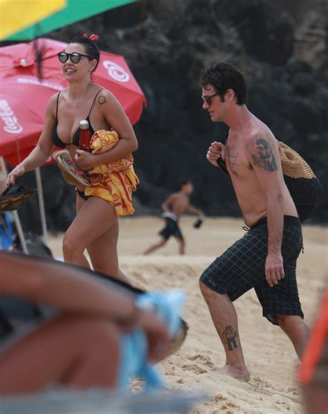 Emílio dantas compartilhou um momento de um muito amor com a namorada fabiula nascimento. Emilio Dantas e Fabiula Nascimento se divertem em praia de ...