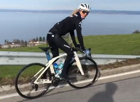 Pov luca shaw (santa cruz v10 cc) following jolanda neff (trek session 9.9) in chur, switzerland in november 2019. Jolanda Neff a repris l'entraînement après sa terrible ...