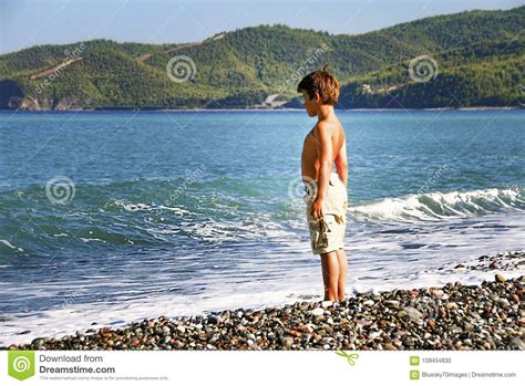 La sua timidezza la rende schiva, lontana, sconosciuta.che non sia un'isola facile va detto subito: Ragazzino Che Sta Solo E Che Esamina Il Bello Mare Isola ...