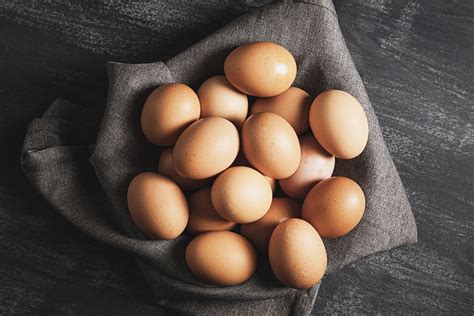 Ambil telur ayam kampung yang sedang di eram dengan telur ayam hias yang sudah siap. Mudah Dibedakan, Ini 4 Ciri Telur Busuk dan Telur Segar ...