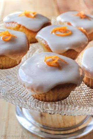 La consistenza è umida e morbida, con un delicato sapore agrumato. CUPCAKE PAN D'ARANCIO con glassa facile piccole tortine ...