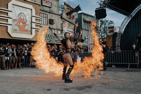 Salon de l erotisme caen. Pour le salon de l'érotisme à Caen, la performeuse Léa se ...