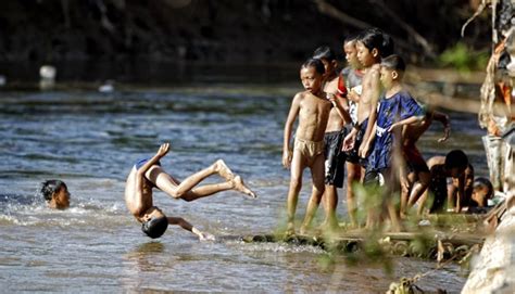 6 years ago6 years ago. Asyiknya Bermain Air di Bantaran Sungai Ciliwung - Foto ...