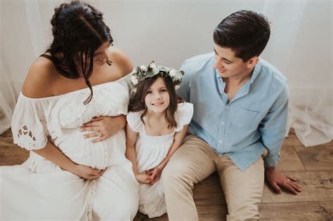 family maternity session inspiration | Indoor maternity photography, Maternity poses, Maternity ...