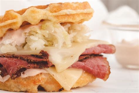 I like to serve them with big bowls of steaming vegetable soup and dill pickles on the side. Air Freyer Ruben Sandwiches / How To Make A Reuben ...