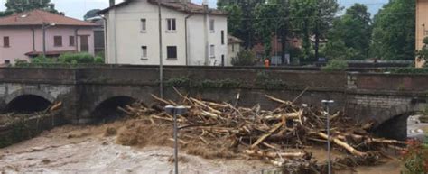Di seguito le ultime notizie sui disastri causati dal maltempo di oggi. Maltempo in Lombardia: case e aziende evacuate nel Lecchese - Repubblica.it