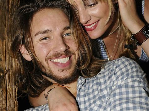 Gil doron reichstadt ofarim (born 13 august 1982) is a german singer, songwriter, and actor, also known as the lead singer of the bands zoo army and acht. Kelly Family 2.0? Sänger Gil Ofarim im Baby-Rausch ...
