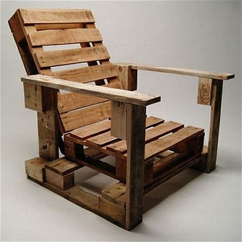 Build this diy pallet lounge chair with armrest, just sit in the chair and unfold your legs to stare at the big blue sky or relish your poolside with a beverage to make your feel more secured and to avoid falling the pillows off, the design comes with armrests! DIY Homemade Pallet Lounge Chair | Home Design, Garden ...