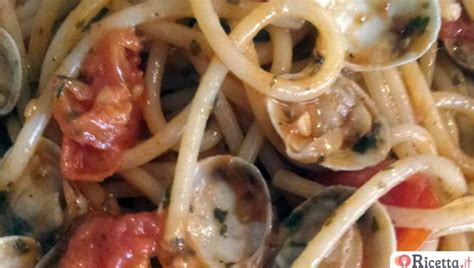 This simple dish of spaghetti and clams is flavoured with garlic, chilli, white wine and parsley, and can be whipped up in under thirty minutes. Ricetta Spaghetti alle vongole lupino e pomodorini ...