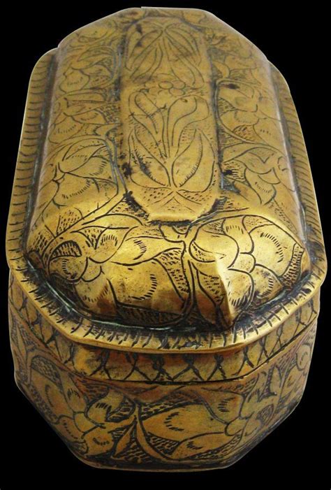 How to say brass in malay? Engraved Malay Brass Betel or Tobacco Box (mit Bildern)