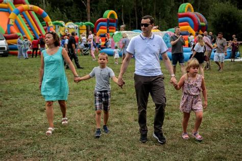 Polska gospodarka w cieniu pandemii w. Tak Morawiecki kocha swoje ADOPTOWANE dziaci. WZRUSZAJĄCE ...