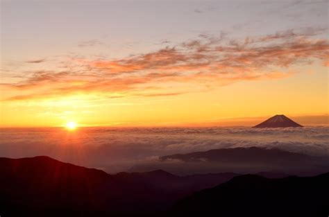 Maybe you would like to learn more about one of these? 山 の 日の出 時間