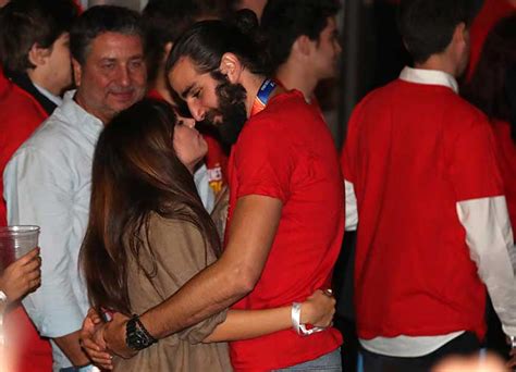 See full list on viraldraw.com Celebración España Baloncesto: Ricky Rubio y su novia ...