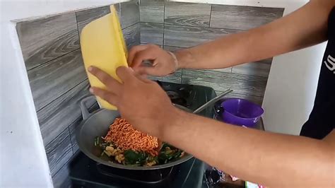 Bakmie atau mie jawa adalah mi yang dimasak dalam sebuah tungku ber bahan tanah liat(anglo). RESEP MIE GORENG JAWA - YouTube