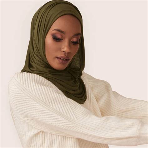 Cat kuku sesuai warna kulit dan baju yang dipakai mampu maksimalkan penampilan. Tampak Manis, 10 Ide Warna Hijab yang Cocok untuk Kulit ...