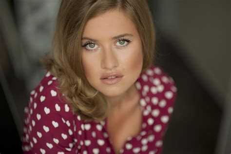 4 měsíce po porodu ukazuje neskutečně ploché bříško. Emma Smetana: "Na cestách je ze mě baťůžkář" - Celebrity | Kafe.cz