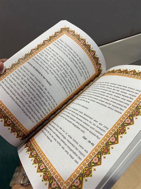 Surat yasin dan tahlil memiliki kedudukan yang istimewa bagi sebagian umat islam di indonesia. Surah Yasin, Tahlil dan Mathurat (Soft Cover - Black Yellow)