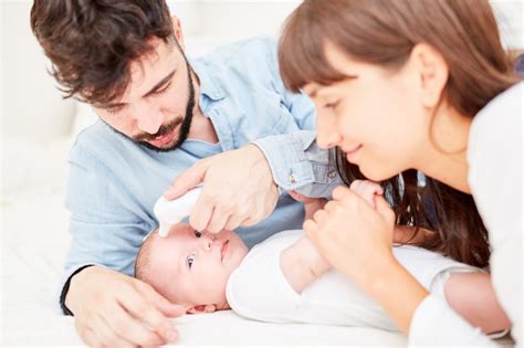 Von fieber wird bei säuglingen und kleinkindern auch schon bei etwas niedrigerer körpertemperatur gesprochen, als dies bei erwachsenen der fall ist Fieber bei Babys - Wann sollten Sie reagieren?