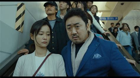 Peninsula takes place four years after train to busan as the characters fight to escape the land that is in ruins due to an unprecedented disaster. Invasão Zumbi | Trailer Dublado - YouTube