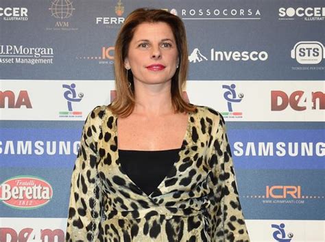 Intervista a katia serra, responsabile del settore calcio femminile in italia, opinionista sky sport, ex calciatrice. Regionali, per Bonaccini scendono in campo le calciatrici ...