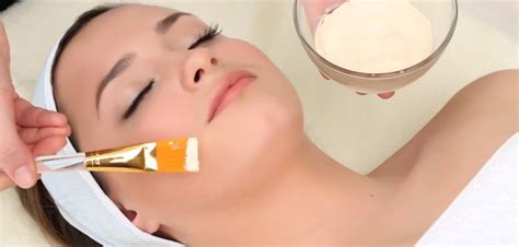 Dichas sustancias realizan una exfoliación que puede ir desde las capas más superficiales de la piel hasta. Peeling químico, un tratamiento que llena el rostro de ...