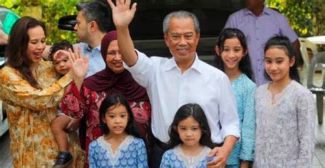 Born mahiaddin bin md yassin; Muhyiddin calls on Malaysians to accept Agong's decision