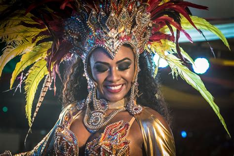 Rio de janeiro is nestled between the coast and the small coastal mountain range of serra da carioca. So aufregend ist Karneval in Rio - Alle Infos hier ...