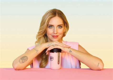 La sua ricetta del caffè rosa ghiacciato per l'estate. Chiara Ferragni firmerà la collezione estiva di Nespresso ...