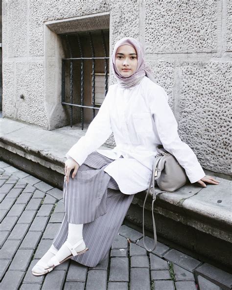 Kulihat dua anak smp yang sekolah didekat rumahku. Foto Cewek2 Cantik Lucu Berhijab Anak Remaja Dari Belakang