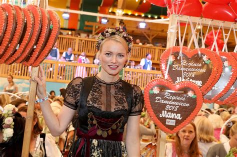 Claudia effenberg feiert mit tracht und torte. Oktoberfest 2018: Claudia Effenberg trägt Dirndl-Schleife ...