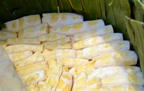 Bolu tape keju, bolu yang dibuat menggunakan tape singkong dan ditaburi keju di atasnya. CARA MEMBUAT TAPE SINGKONG | Gerak Maju Pertanian