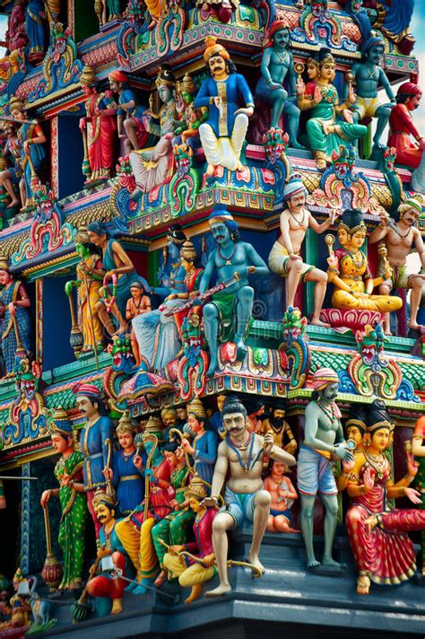 Ramaji, yaklaşık 250 malay etnik kökeninin tapınakta bıçak, balta, tırmık, parang ve tahta sopalarla tapınakta mabedi derhal boşaltmasını emrettiğini iddia etti. Sri Mariamman Tempel, Singapurs Hinduistischer Tempel ...