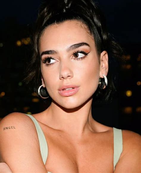 Selena is like a sns model who sometimes releases music either because she finds fun recording or because she. Dua Lipa'mı, Selena Gomez'mi daha güzel? - KizlarSoruyor